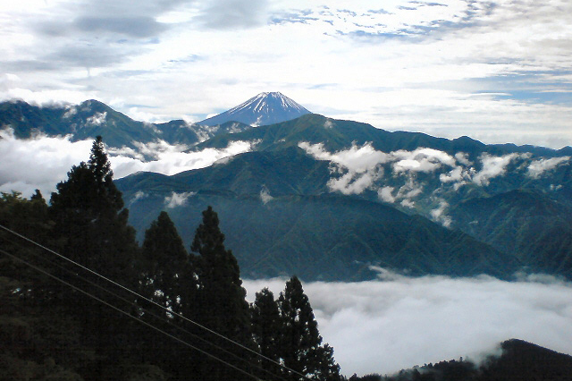 身延山山頂東側展望台より望む富士と雲海