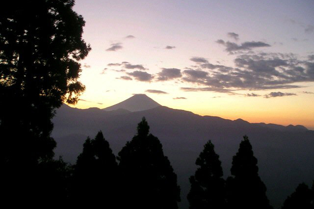 身延山山頂より望む夜明け前の富士