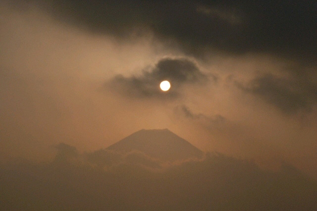 水墨画のような富士山（2004年3月16日）