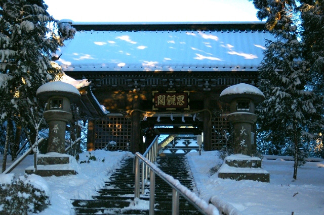 雪の中佇む仁王門