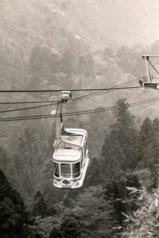 身延山ロープウェイ開通　２号車運行