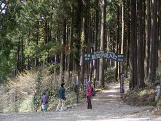 展望歩道入口（下山道は左）