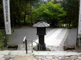 祖廟拝殿を下りて左折