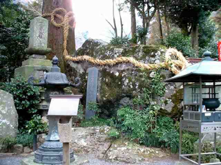 高座石（妙石坊）